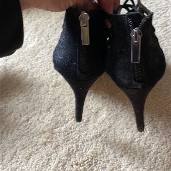 Beautiful lace look heels - Picture 4 of 6